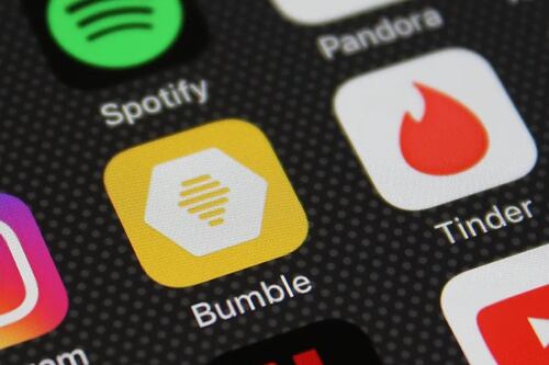 Secretaria de Justicia parece que vio The Tinder Swindler y advierte sobre estafas románticas