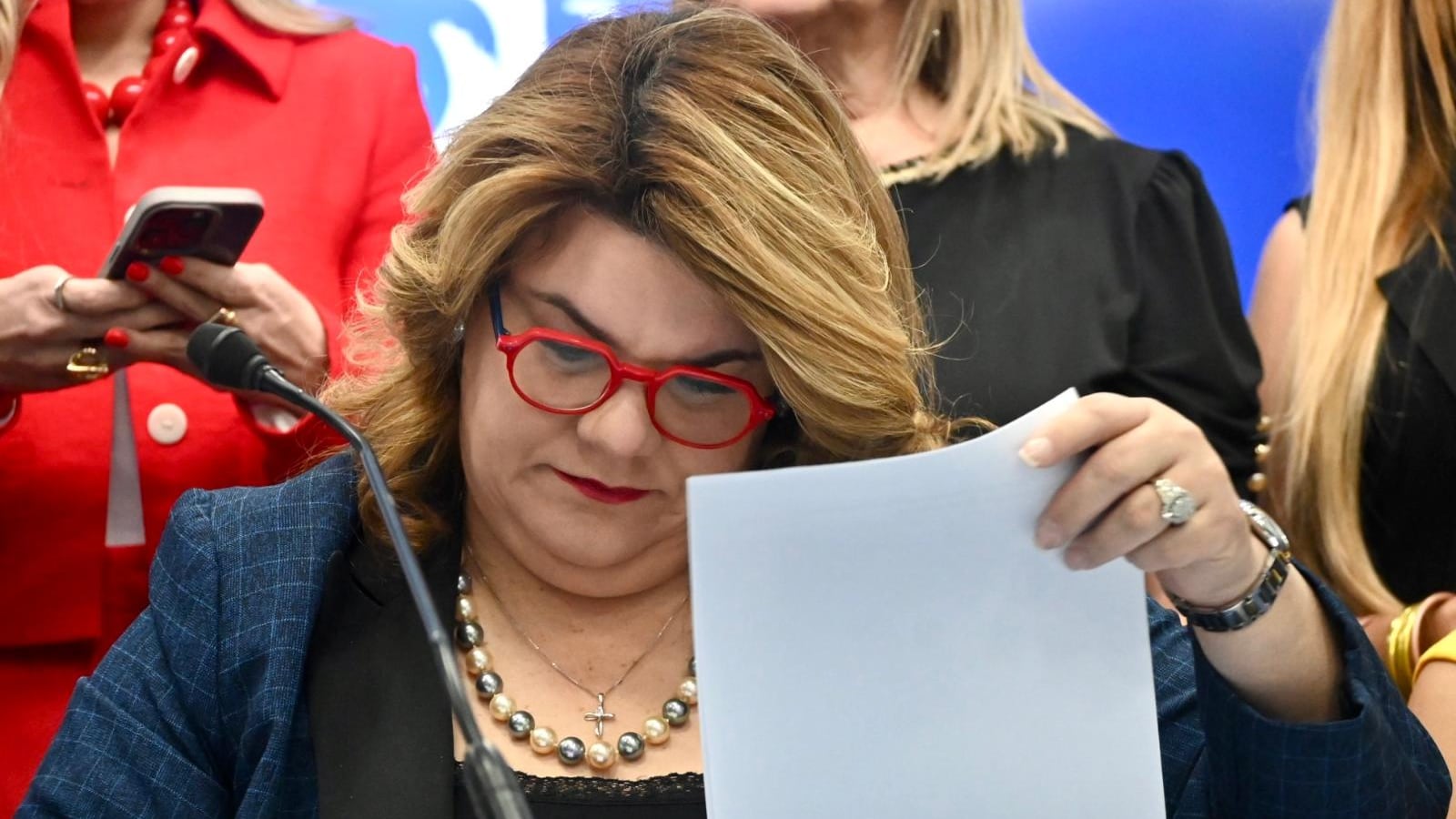 La gobernadora de Puerto Rico, Jenniffer González, en conferencia de prensa desde la sede del Partido Nuevo Progresista.
