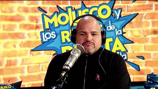 El locutor Ali Warrington arremete contra influencer.