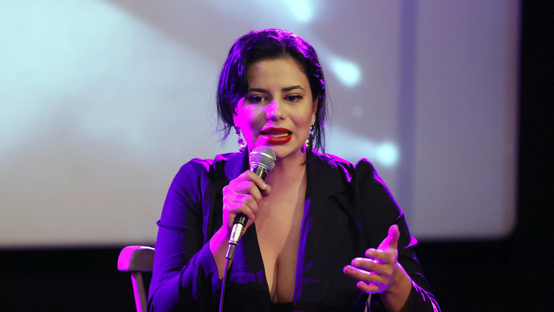 Fotografía de archivo que muestra a la creadora de contenido para adultos Amaranta Hank hablando durante la presentación del festival de Arte Erótico, en Bogotá (Colombia). EFE/ Mauricio Dueñas Castañeda