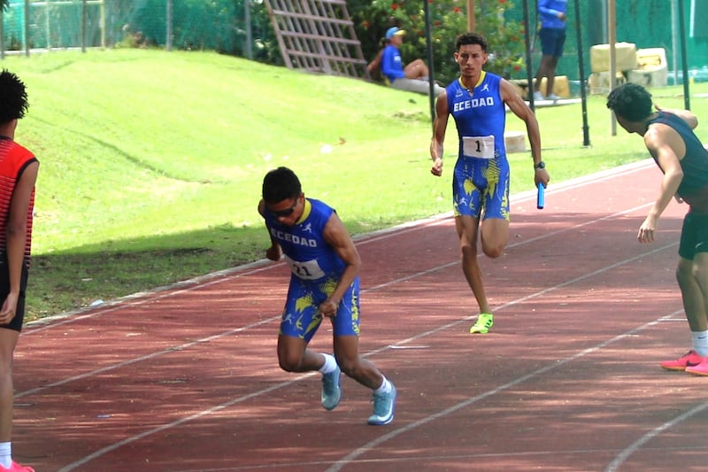 Víctor Daniel Alvarado y Christian Pagán Rodríguez durante el relevo de 4 x 100.