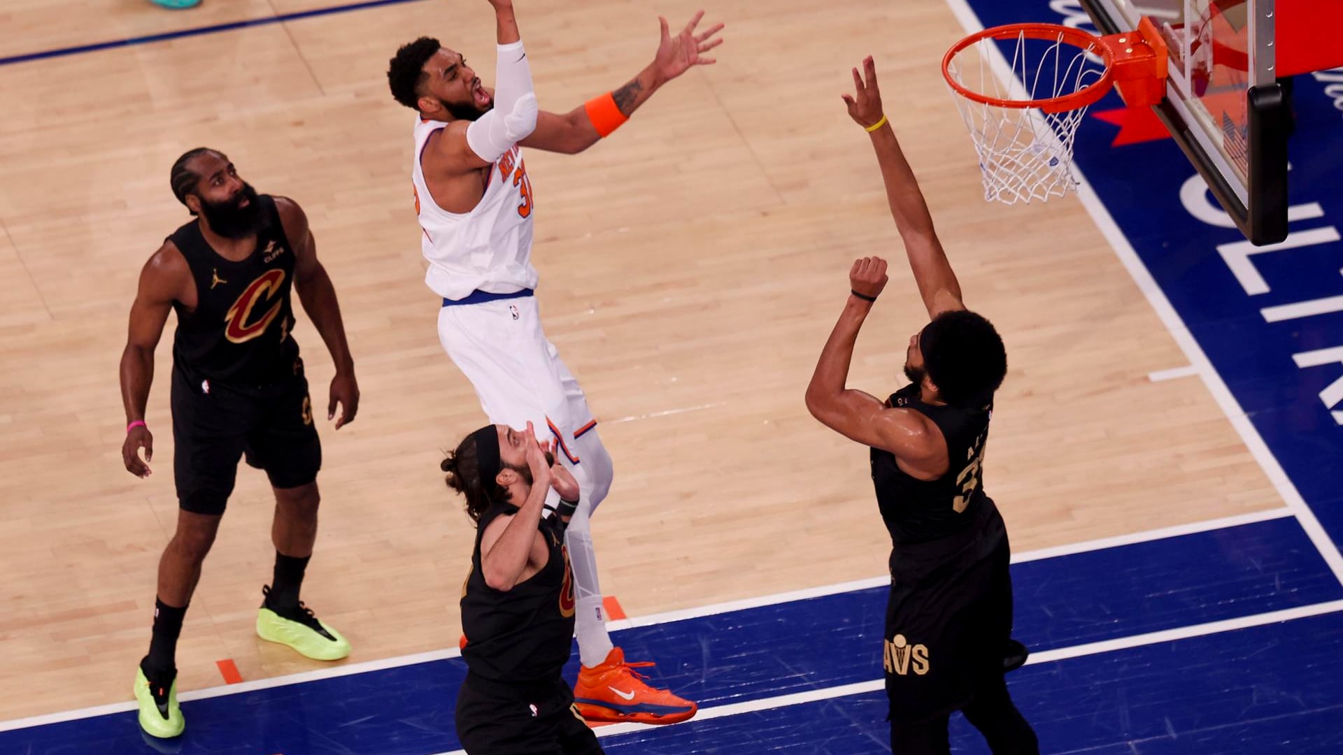 El alero pívot de los New York Knicks Karl-Anthony Towns (C, arr.) en acción durante el partido 1 de la final de la Conferencia Este de la NBA frente a los Cleveland Cavaliers. EFE/EPA/SARAH YENESEL