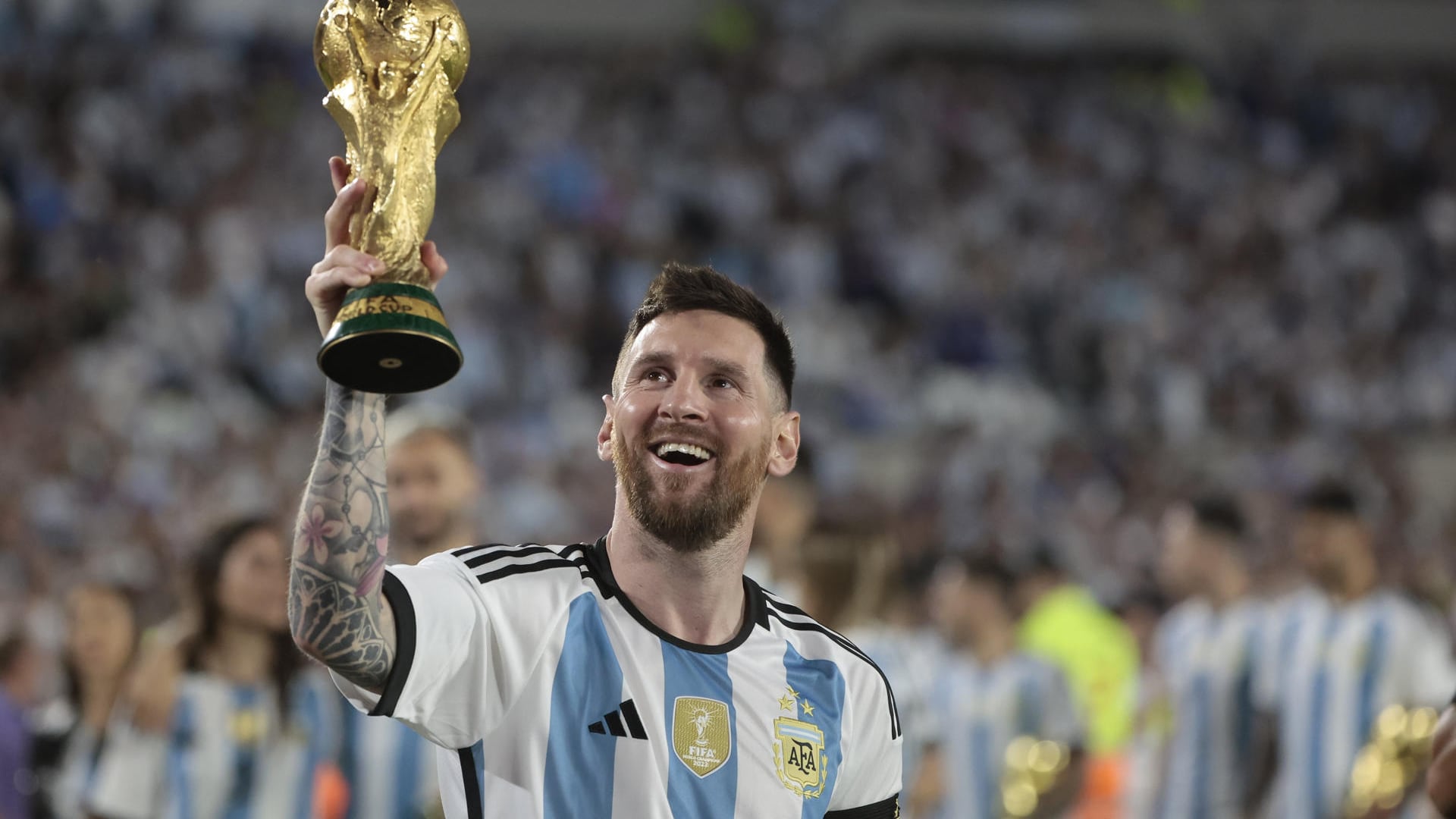 El futbolista argentino Leo Messi, considerado uno de los mejores jugadores de la historia y campeón del mundo con su selección en 2022, ha sido galardonado este miércoles con el Premio Princesa de Asturias de los Deportes 2026. En la imagen, Lionel Messi camina con el trofeo de la Copa Mundo en un homenaje, al final de un partido amistoso ante Panamá en el estadio Monumental, el 23 de marzo de 2023, en Buenos Aires (Argentina). EFE/Juan Ignacio Roncoroni