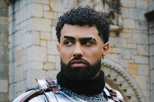 Jay Wheeler por fin suelta “De Lejitos”, el tema que pegó Aiunii