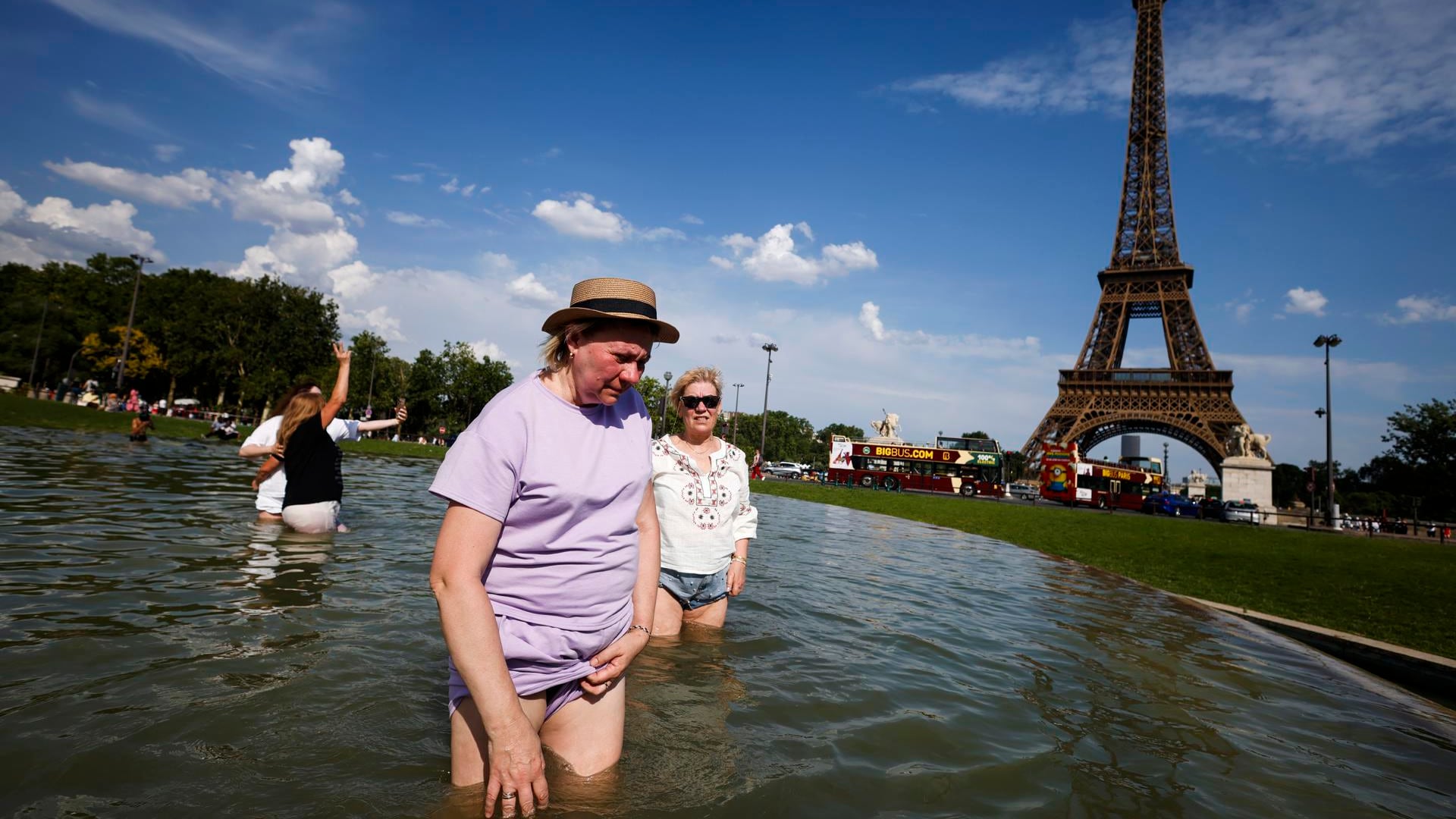 Fotografía del pasado viernes de París en plena ola de calor. EFE/ Edgar Sapiña