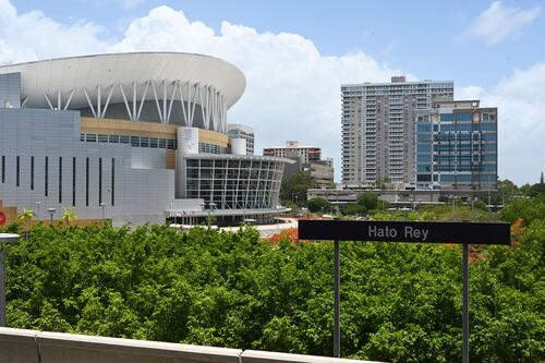 “Esto mueve la economía, aunque venga el tapón”: negocios y vecinos se preparan para la residencia de Bad Bunny