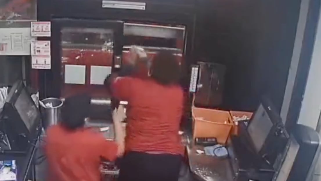 Empleada de restaurante disparó a cliente al discutir por papas fritas.