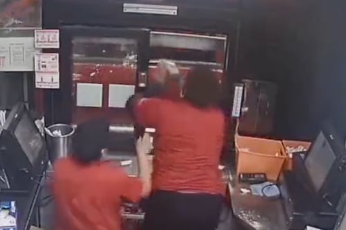 VIDEO: empleada de restaurante dispara a cliente por discusión 