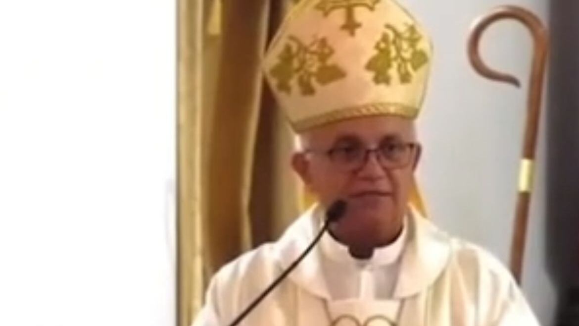 Sacerdote elogia disco de Bad Bunny en plena misa en Aguadilla.