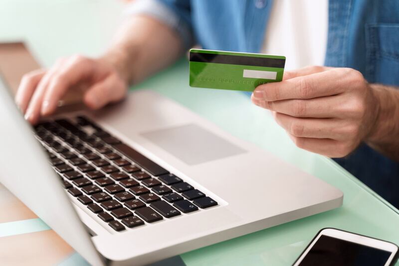 ¿Cuánto gastan los hombres en la plataforma azul?