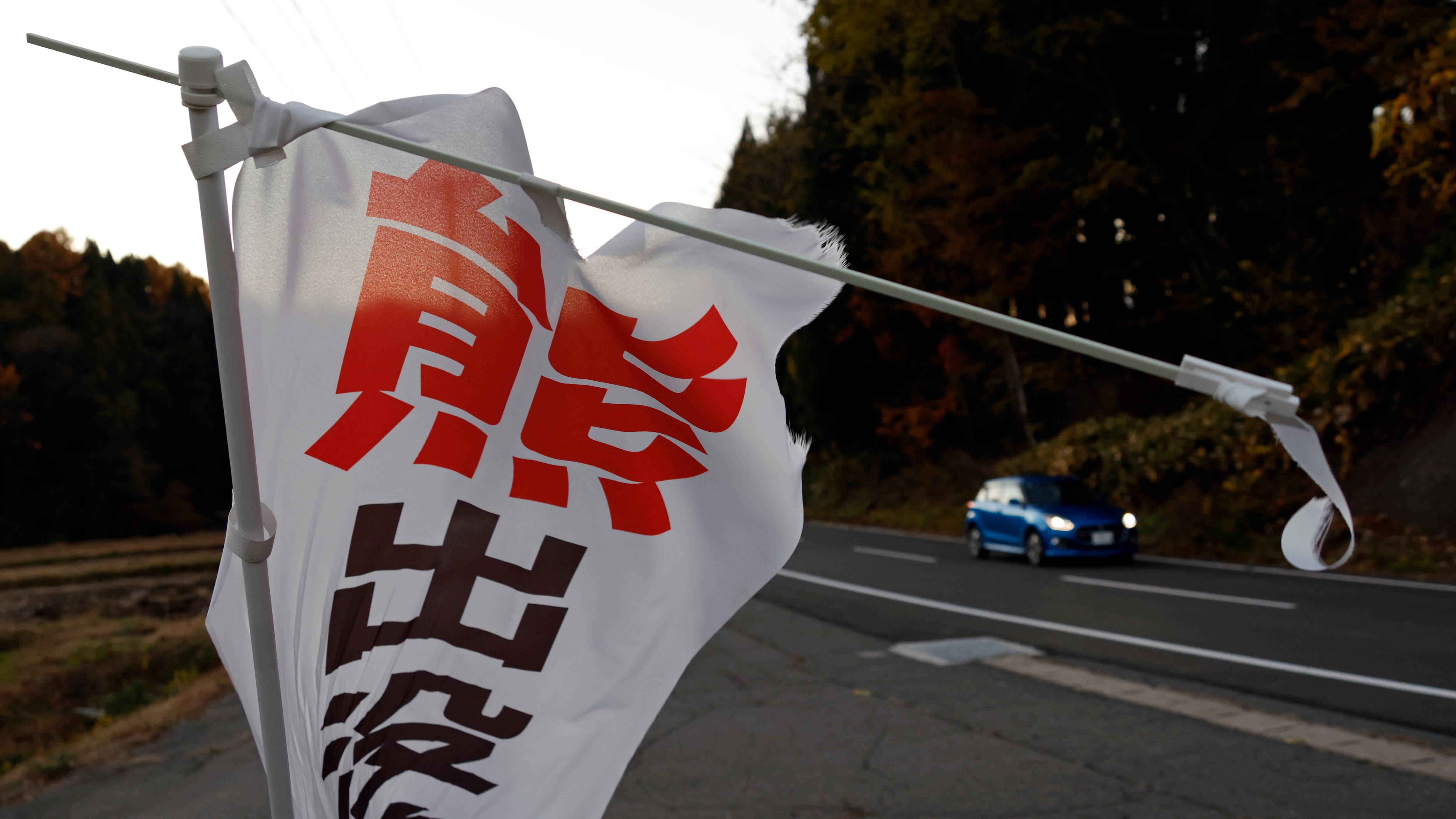 Bandera ondeando en la prefectura de Akita, noreste de Japón, en la que se lee "Cuidado con los osos". EFE/EPA/FRANCK ROBICHON