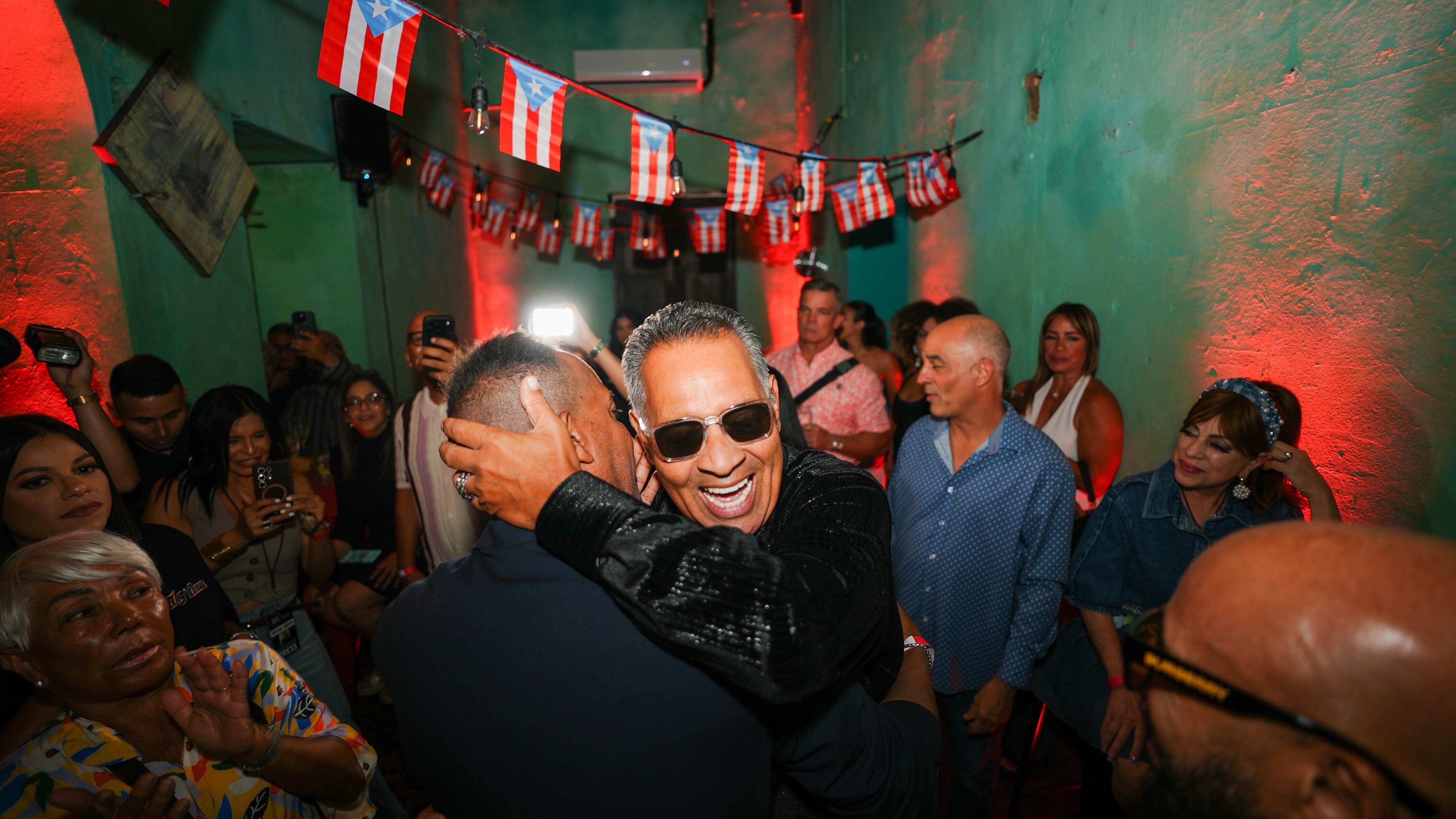 El salsero puertorriqueño compartió con amistades y colegas su nuevo álbum.
