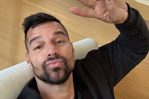 Por culpa de las chancletas: Modelo asegura que tuvo el ‘honor’ de que se las pegaran con Ricky Martin