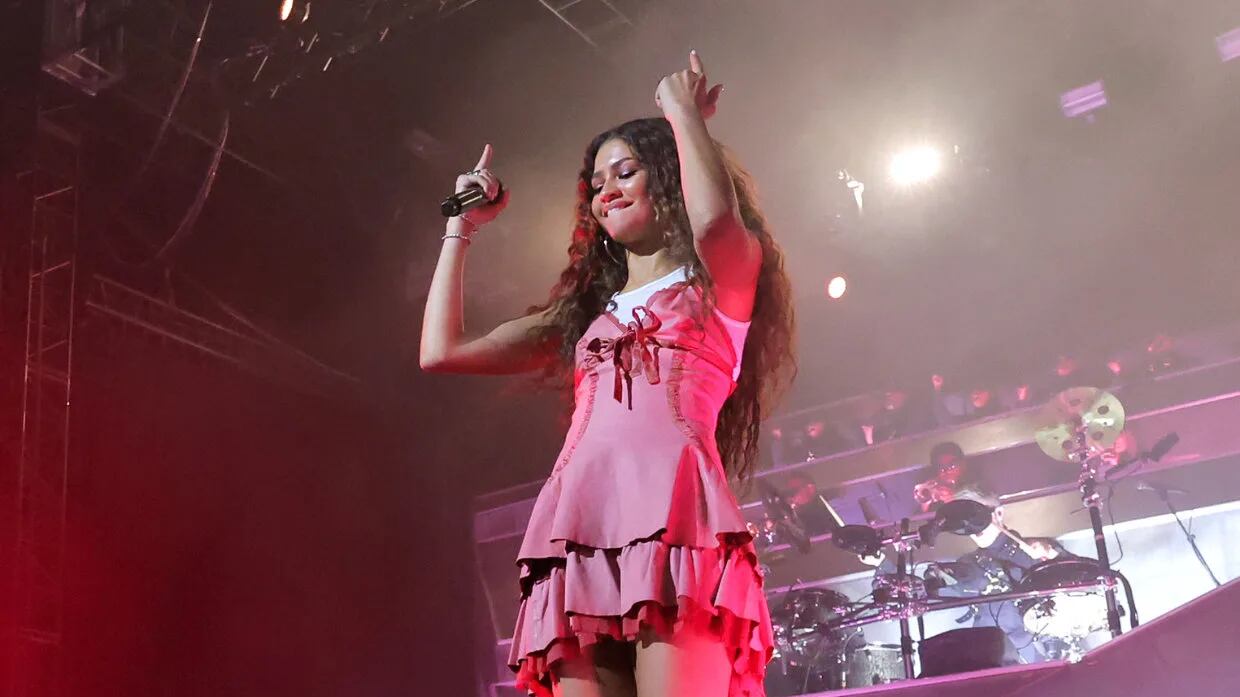 Em apresentação surpresa, Zendaya canta música tema de ‘Euphoria’ e encanta público com novo visual