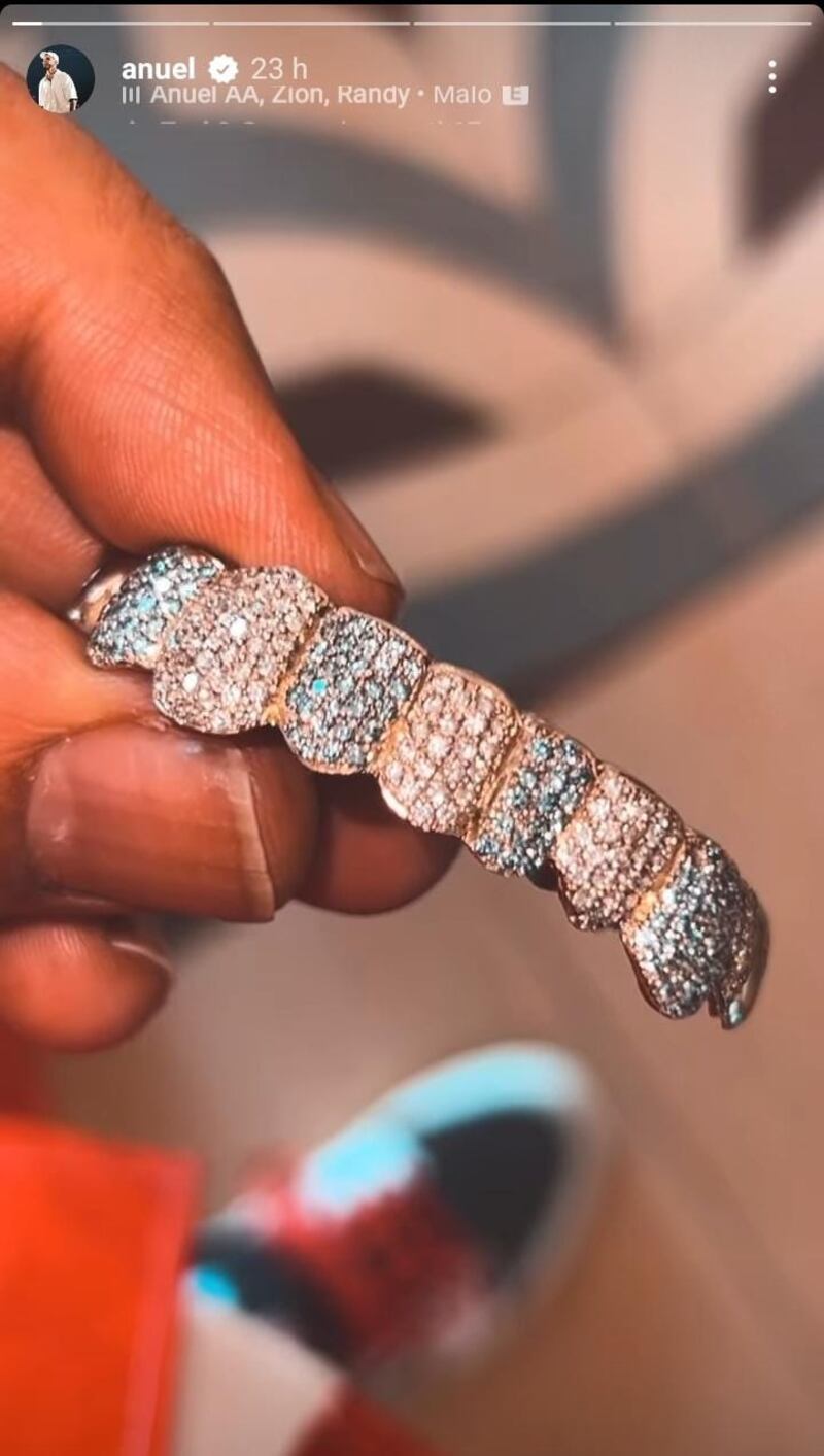 "El ex de Karol G invierte una enorme suma de dinero en sus joyas".