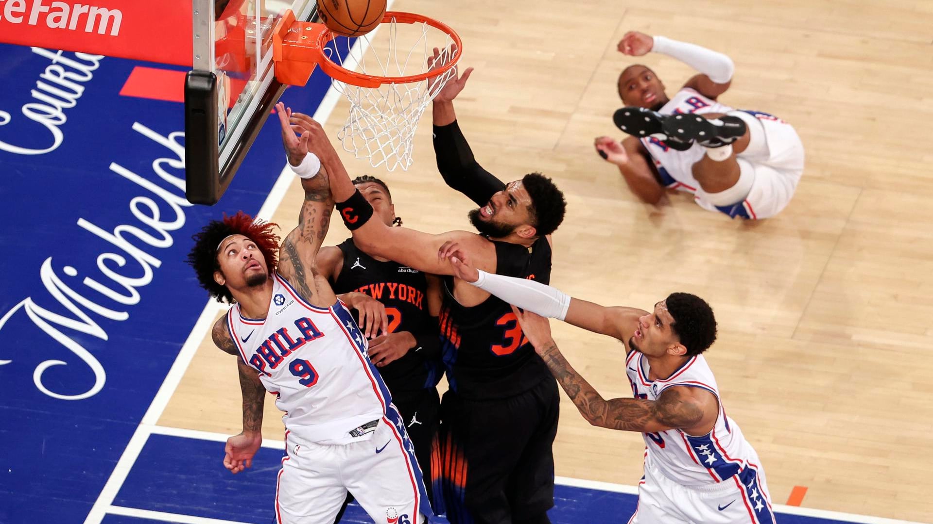 El escolta de los Philadelphia 76ers, Kelly Oubre Jr. (I), el escolta de los New York Knicks Miles McBride (2-I), el pívot de los New York Knicks Karl-Anthony Towns (2-D) y el alero de los Philadelphia 76ers Dominick Barlow (D, abajo) en acción durante el partido 2 de las semifinales de la Conferencia Este de la NBA, en el Madison Square Garden. EFE/EPA/SARAH YENESEL