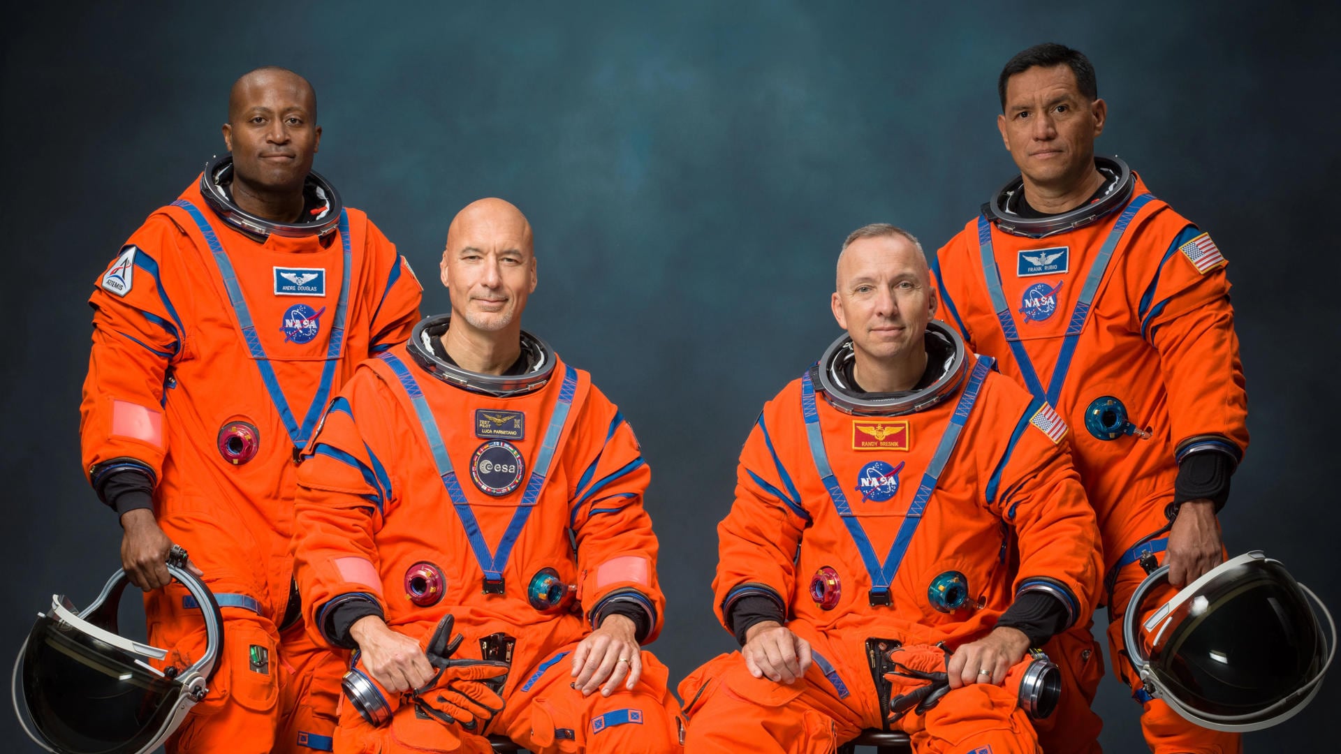 Fotografía cedida por la NASA de los integrantes de la tripulación de la misión Artemis III, de izquierda a derecha, Andre Douglas, Luca Parmitano, Randy Bresnik, y Frank Rubio. EFE/Bill Stafford/NASA
