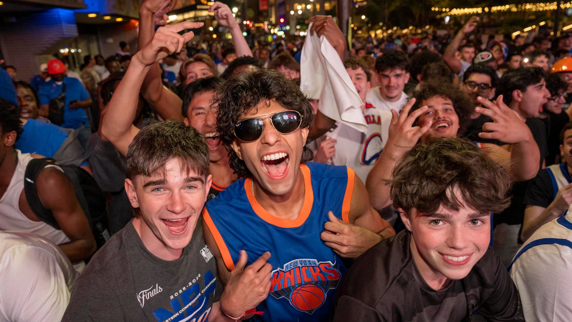 Aficionados de los Knicks celebran tras ganar el primer juego de la final de la NBA contra San Antonio Spurs, este miércoles en Nueva York (Estados Unidos). EFE/ Angel Colmenares