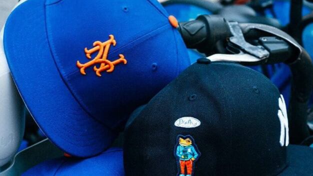 Colaboración de gorras con Bad Bunny y la MLB. Redes sociales.