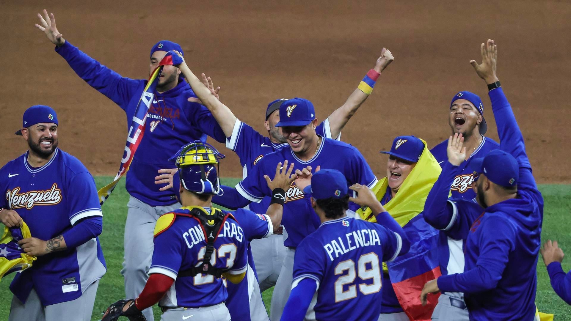 Los jugadores venezolanos celebran tras el partido de semifinales del Clásico Mundial de Béisbol 2026 entre Venezuela e Italia en el estadio loanDepot Park en Miami, Florida (EE.UU.). EFE/CRISTOBAL HERRERA-ULASHKEVICH