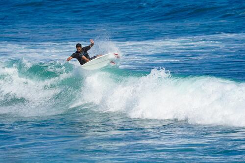 ¡Pa’ la playa! Surfers y bodyboarders se enfrentan a las olas de Vega Baja