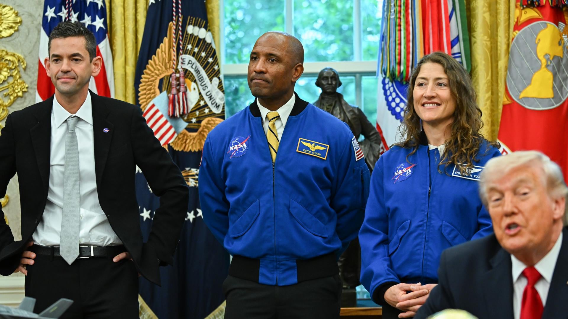 El presidente estadounidense, Donald Trump, recibió este miércoles en la Casa Blanca a los astronautas de Artemis II de la NASA. EFE/EPA/Graeme Sloan / POOL
