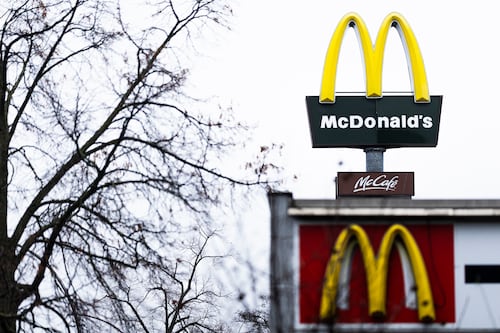 VIDEO: Niño de cuatro años dispara a policía afuera de un McDonald’s
