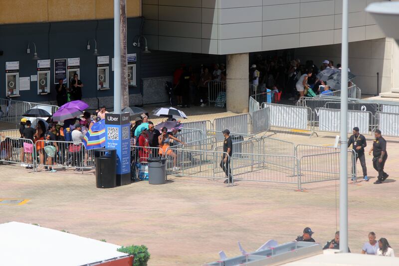 San Juan, P.R.- Equipo de seguridad del Coliseo de P.R (Choliseo) junto a la Policía Municipal de San Juan, estuvieron a cargo del orden y control en las afueras. (27-agosto-2025)