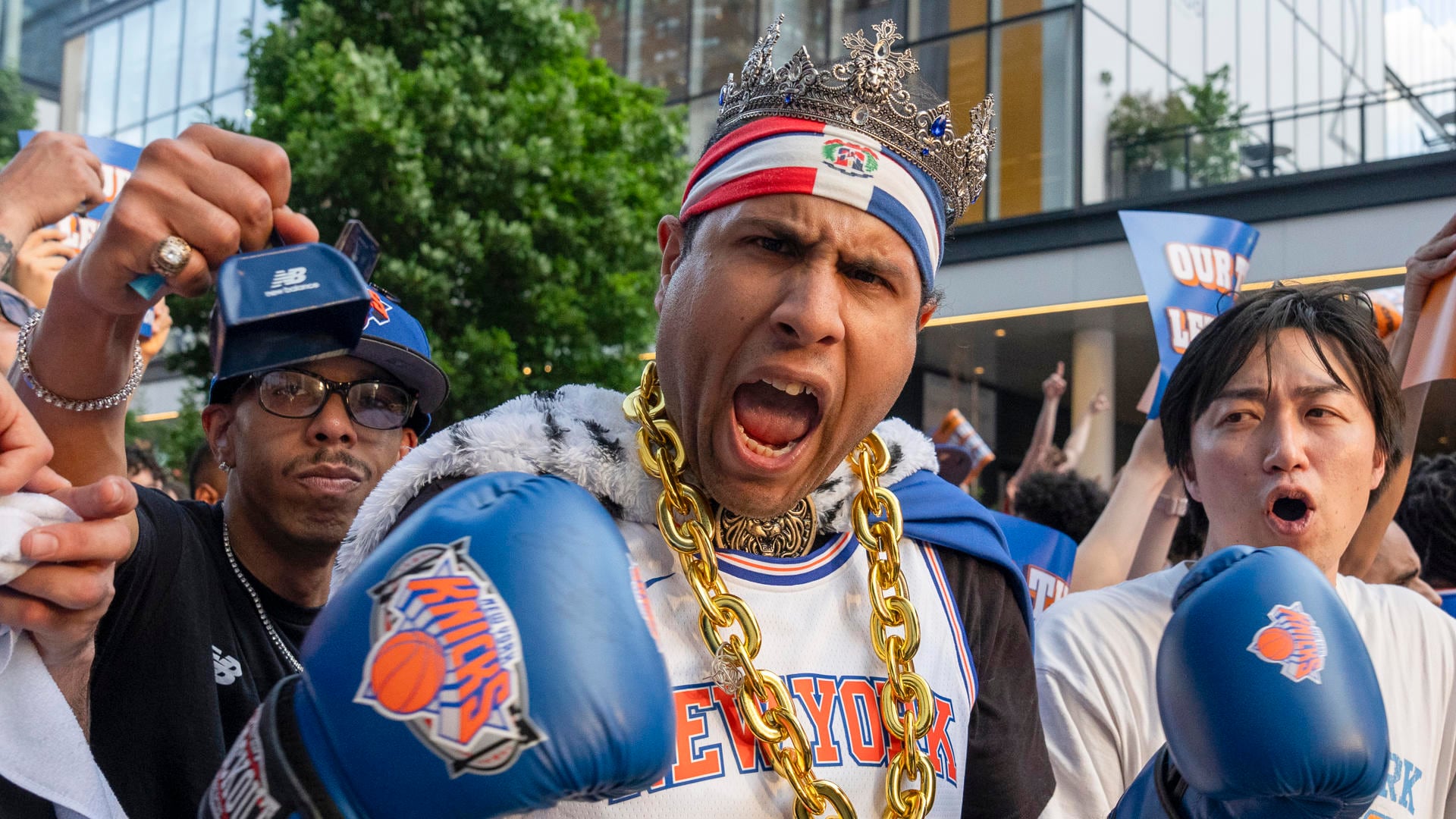 Aficionados de los Knicks animan en las afueras del Madison Square Garden, antes del juego ante los Cavaliers de los 'playoff' de la NBA en Nueva York. EFE/Ángel Colmenares