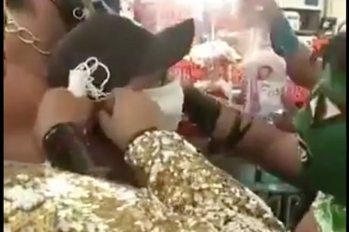 VIDEO: Luchadores mexicanos obligan a ciudadanos a ponerse mascarillas