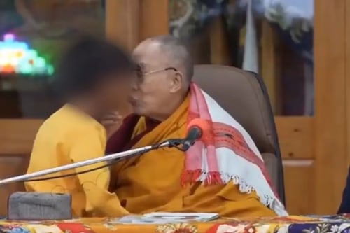 El Dalái Lama se disculpa en redes tras pedir a un niño que “chupe su lengua”