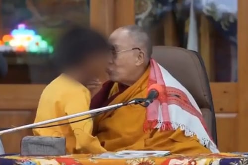 El Dalái Lama se disculpa en redes tras pedir a un niño que “chupe su lengua”