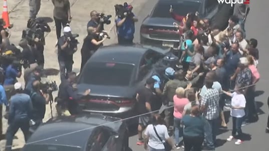 Salida del tribunal a gritos por parte de los presentes.