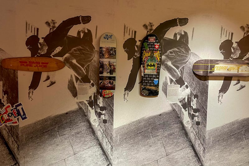 Vista de la exposición multimedia Skate 50 donde se conmemoran los 50 años del Skatepark de Southbank, narrando la historia de este emblemático espacio para el skateboarding y las comunidades que ha impulsado durante el último medio siglo, este lunes en el Southbank Centre de Londres. EFE/ Luis Campello