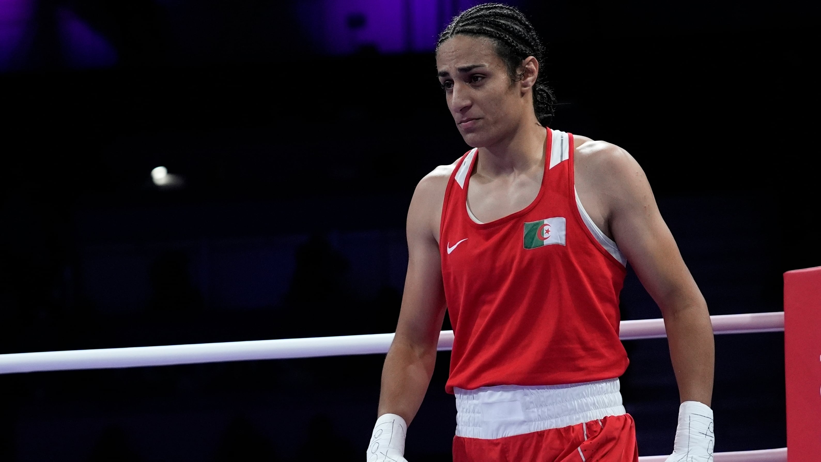 Imane Khelif, de Argelia, después de vencer a la italiana Angela Carini en su combate de peso ligero femenino de los Juegos Olímpicos, el jueves 1 de agosto de 2024, en Villepinte, Francia. (AP Foto/John Locher)