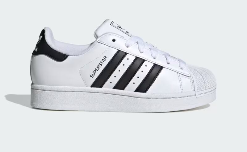 Conoce la historia de modelos icónicos como Adidas Superstar, Puma Speedcat, Nike Cortez y Vans Hyline, y aprovecha para renovar tu colección