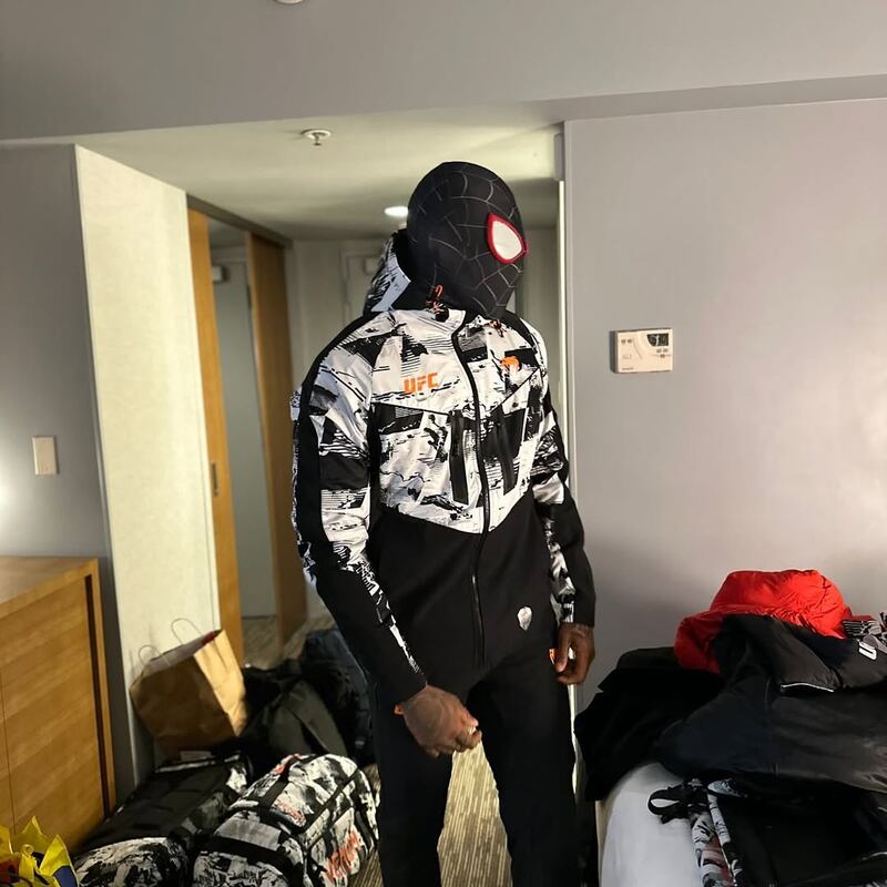 El peleador ecuatoriano recorrió Manhattan disfrazado de Miles Morales antes de su combate en el Madison Square Garden.