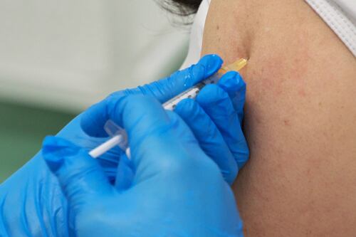 Mamá 'antivaxer' botó a su hijo de la casa por vacunarse contra del covid