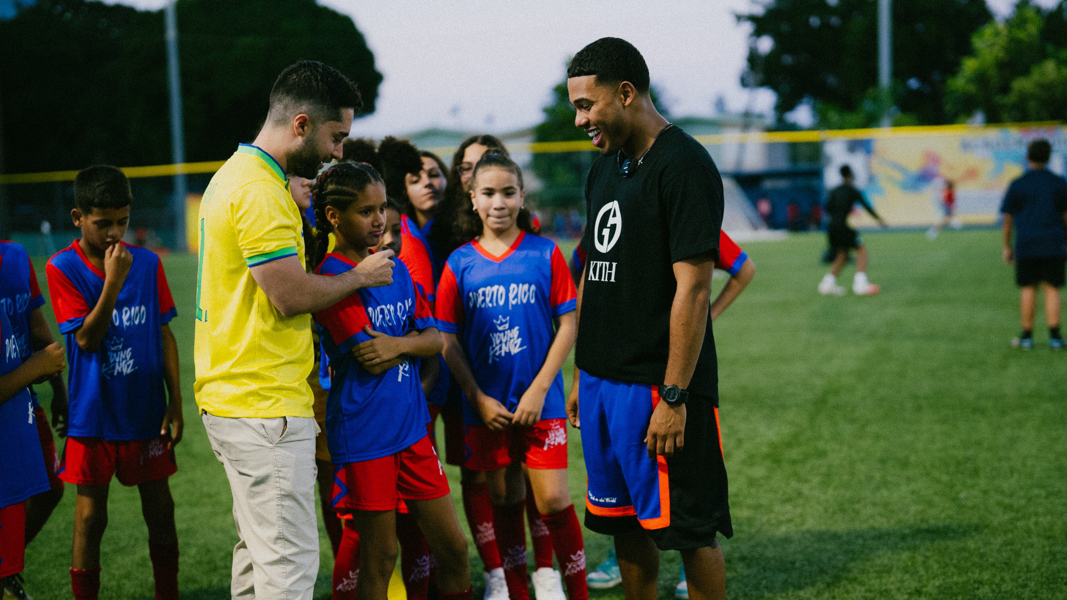 Myke Towers y niños