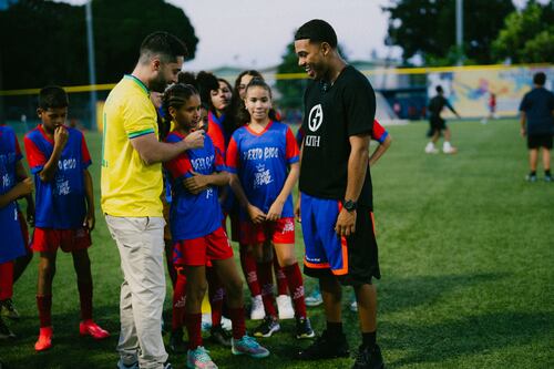 Fundación Young Kingz dona uniformes a equipos de soccer