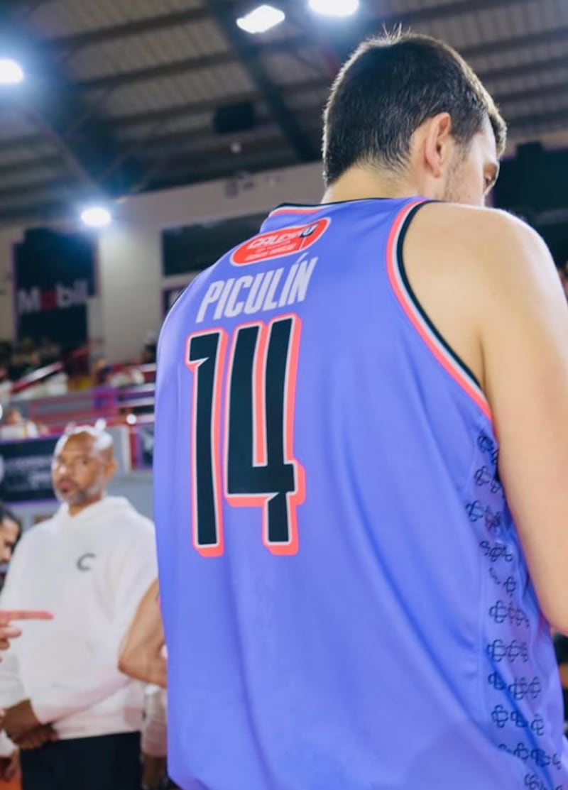 Todos los jugadores llevan el nombre de Piculín en su uniforme.
