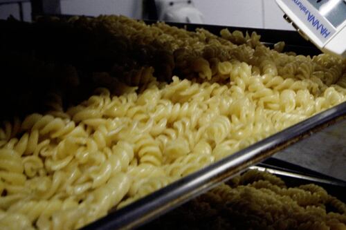 Hombre radica divorcio porque su esposa solo le cocinaba fideos