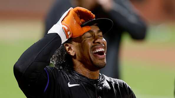 NUEVA YORK, NUEVA YORK - 18 DE ABRIL: Francisco Lindor #12 de los New York Mets celebra su jonrón ganador en la novena entrada contra los St. Louis Cardinals en Citi Field el 18 de abril de 2025 en la ciudad de Nueva York. Los Mets derrotaron a los Cardinals 5-4. (Foto por Jim McIsaac/Getty Images)