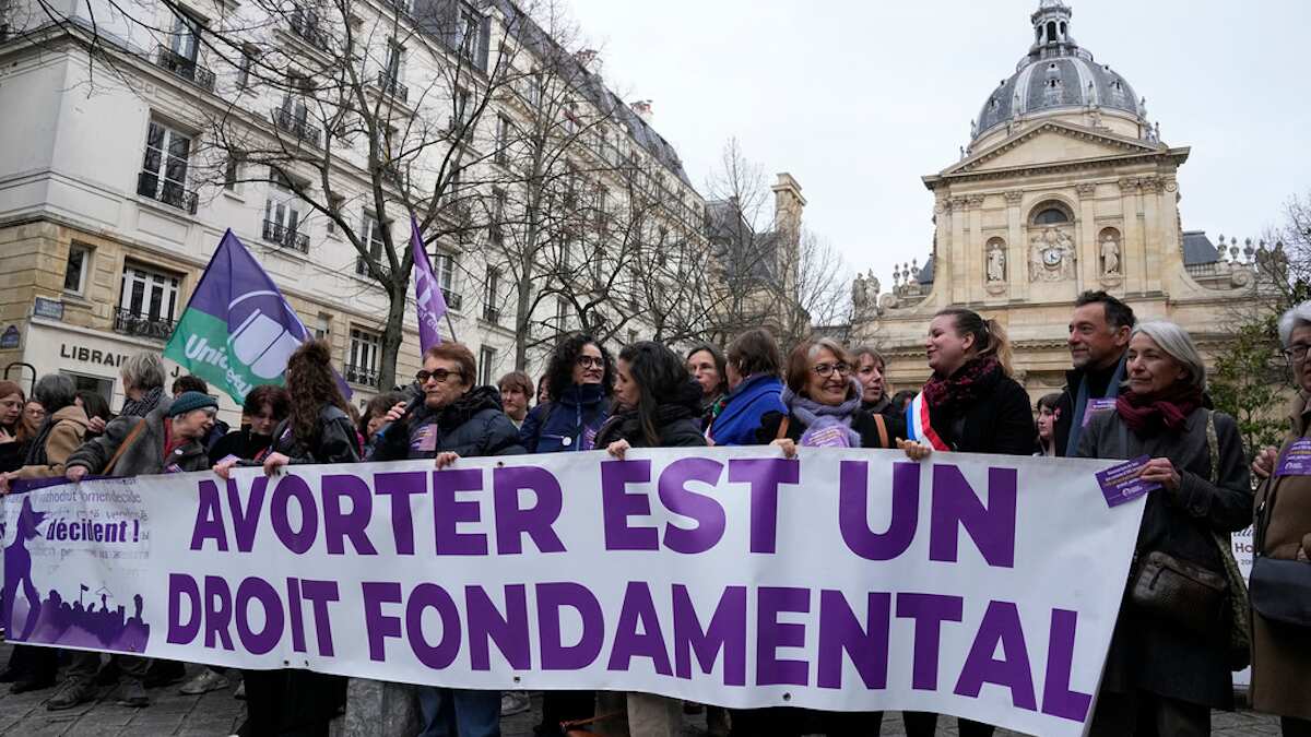 Defensores del derecho al aborto sostienen un letrero con la frase "el aborto es un derecho fundamental" en francés durante una protesta afuera de la Universidad de La Sorbona en París, el miércoles 28 de febrero de 2024. (AP Foto/Michel Euler)