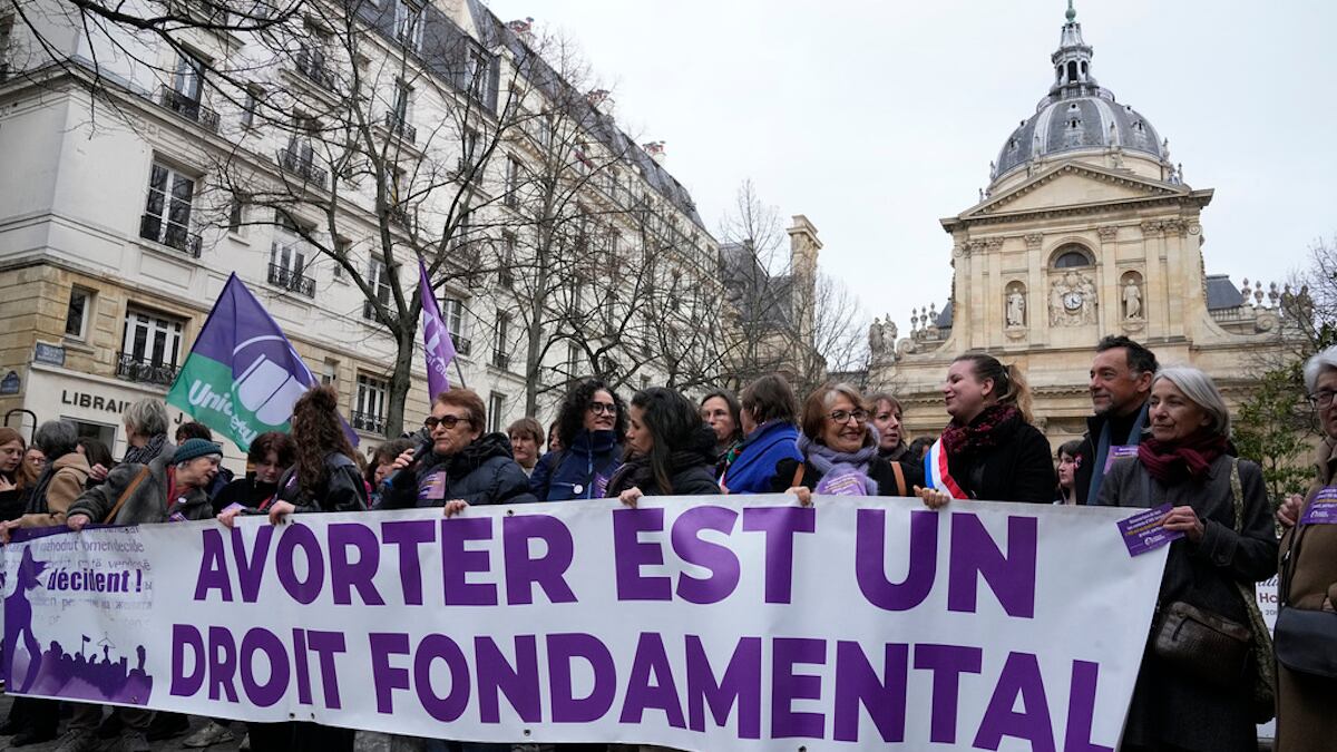 Defensores del derecho al aborto sostienen un letrero con la frase "el aborto es un derecho fundamental" en francés durante una protesta afuera de la Universidad de La Sorbona en París, el miércoles 28 de febrero de 2024. (AP Foto/Michel Euler)