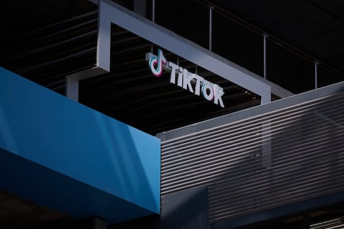 Evitan su prohibición: TikTok tiene nuevos dueños en Estados Unidos y pone fin a seis años de pulso con China