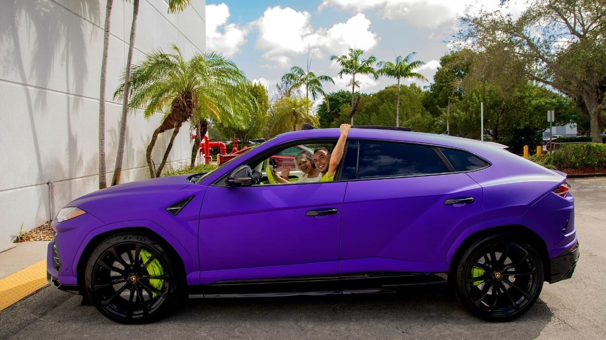 Ganador del carro de Shakira aseguró que tendrá que subastar el Lamborghini porque no puede costear sus gastos