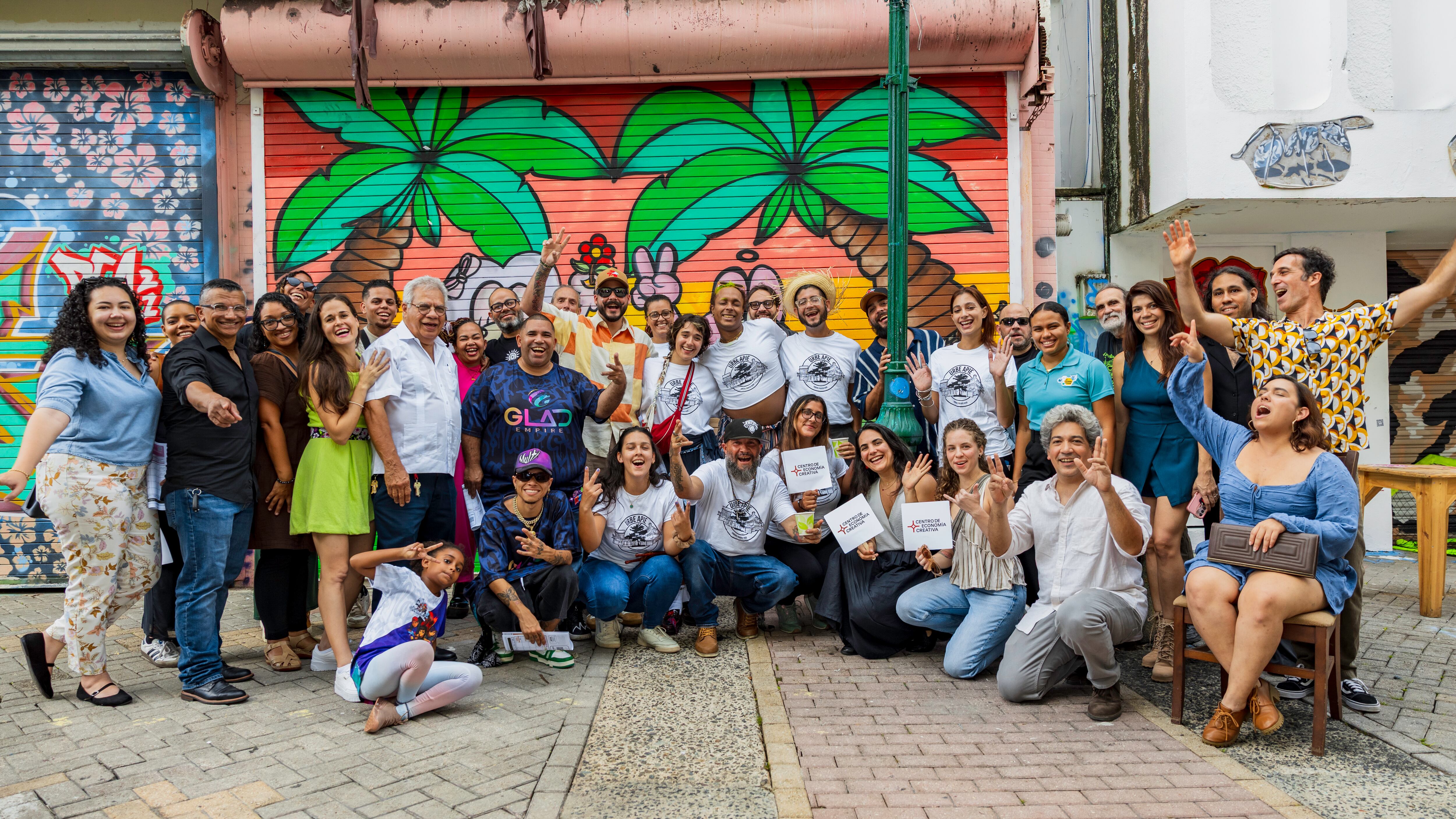 Parte del grupo e invitados en el Lanzamiento Maniobra 3.0 en Urbe Apie en Caguas