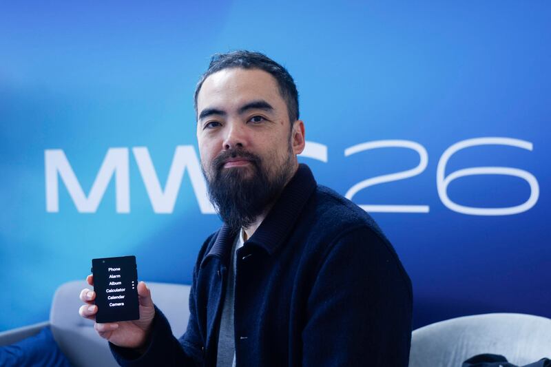 Los 'teléfonos tontos' irrumpen en el MWC como la antítesis de los 'smartphones'