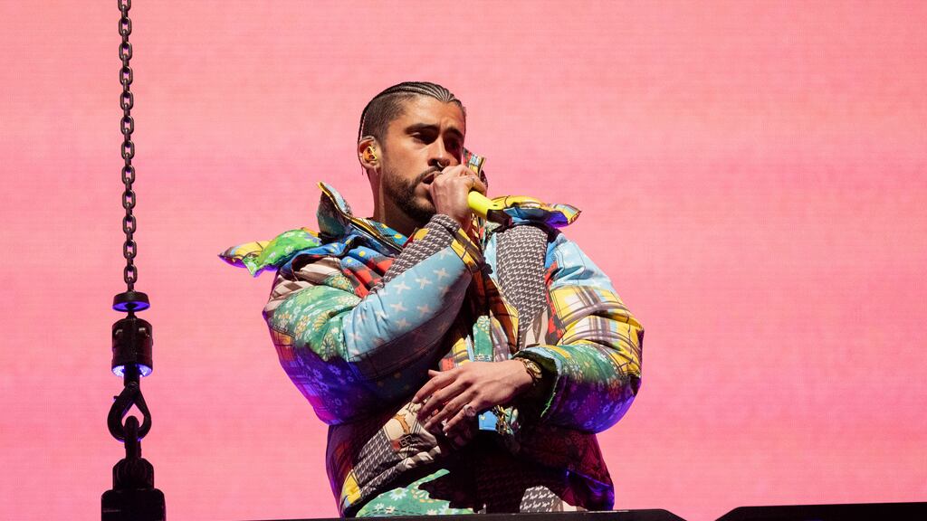 Bad Bunny se presenta en el Festival de Coachella en el Empire Polo Club el viernes, 14 de abril en Indio, California. (Foto: Amy Harris/Invision/AP)